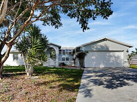 332 SW Hollyhock Ct in Port St. Lucie, FL - Building Photo