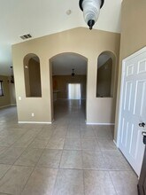 18645 Laurie Ln in Adelanto, CA - Foto de edificio - Building Photo