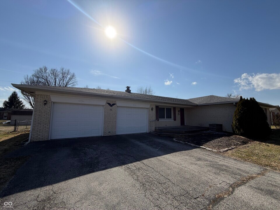 5585 Gallagher Dr in Greenwood, IN - Building Photo