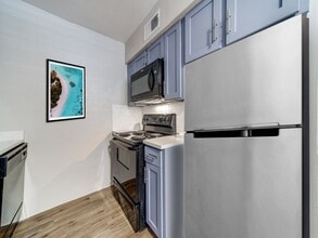 The Oaks Apartments At Medical Center in San Antonio, TX - Foto de edificio - Building Photo