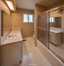 5683 Putnam Rd in Everson, WA - Foto de edificio - Building Photo