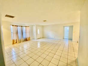 7486 San Castle Blvd in Lantana, FL - Building Photo - Building Photo