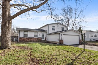 1903 Sumac Dr in Champaign, IL - Building Photo - Building Photo