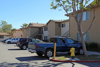 Alaquinas Apartments in San Ysidro, CA - Foto de edificio - Building Photo