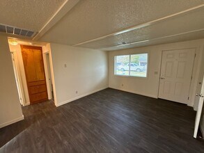 411 E 3rd St in Halsey, OR - Building Photo - Building Photo