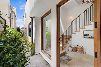 304 Iris Ave in Newport Beach, CA - Foto de edificio - Building Photo
