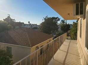 1128 Raymond Ave in Glendale, CA - Foto de edificio - Building Photo