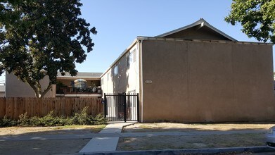 3338 E Sierra Madre Ave, Fresno CA 93726 in Fresno, CA - Foto de edificio - Building Photo