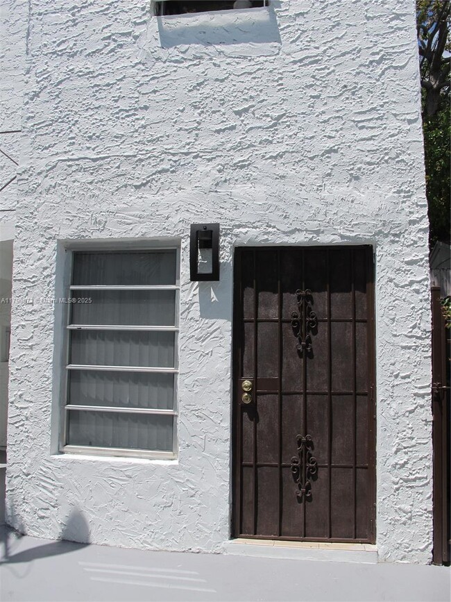 926 SW 10th Ave in Miami, FL - Foto de edificio - Building Photo