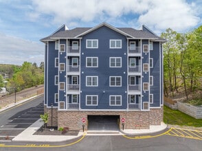 The Crown Walk in Netcong, NJ - Foto de edificio - Building Photo