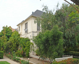 451 N Oakhurst Dr in Beverly Hills, CA - Building Photo - Building Photo