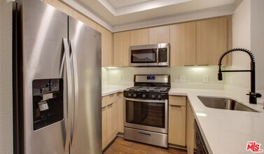 7660 Beverly Blvd in Los Angeles, CA - Building Photo - Building Photo