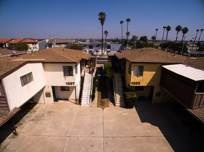 1203-1207 W 144th St in Gardena, CA - Foto de edificio - Building Photo