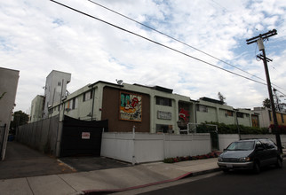 Das Bauhaus in Northridge, CA - Foto de edificio - Building Photo