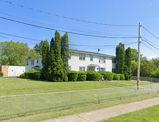 589 Rock Beach Rd in Rochester, NY - Building Photo - Building Photo