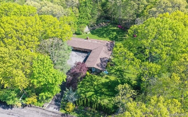 20 Cherry Ln in Syosset, NY - Foto de edificio - Building Photo