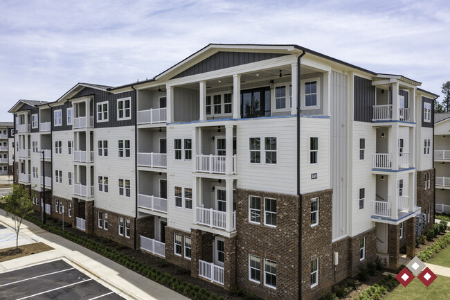 The Summit Hendersonville in Flat Rock, NC - Building Photo - Building Photo