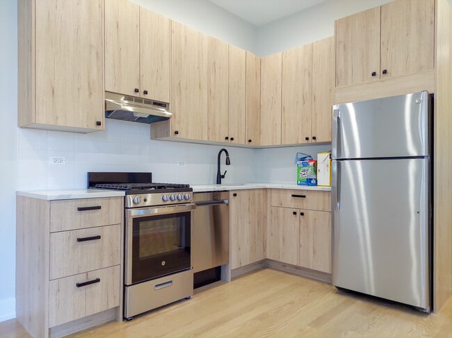 2057 W Dickens Ave, Unit 2N in Chicago, IL - Building Photo - Building Photo