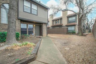 5757 E University Blvd in Dallas, TX - Building Photo