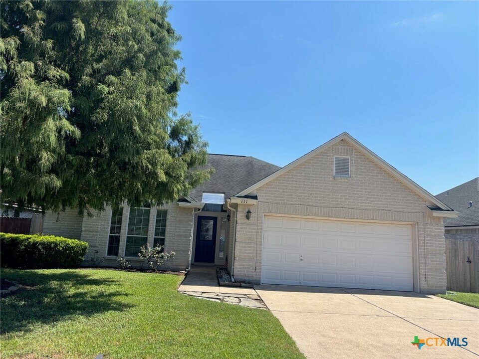 111 Hackamore Ln in Victoria, TX - Building Photo