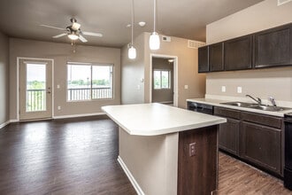 Capitol Grove Apartments in Des Moines, IA - Foto de edificio - Interior Photo