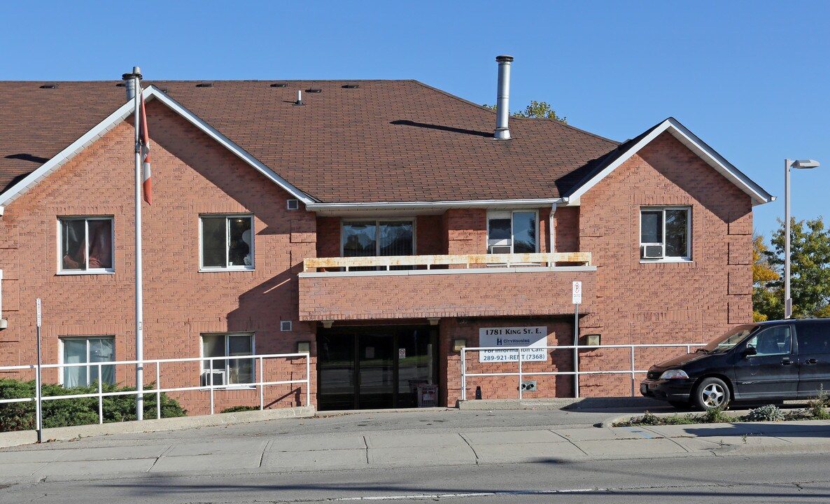 Bartonville Manor in Hamilton, ON - Building Photo