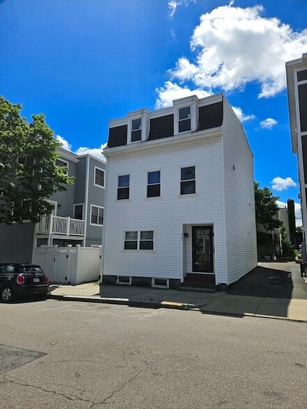 property at 711 E 7th St