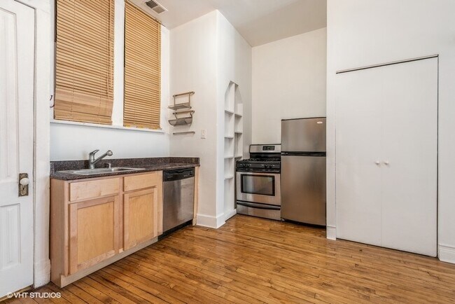 1376 W Grand Ave-Unit -2R in Chicago, IL - Foto de edificio - Building Photo