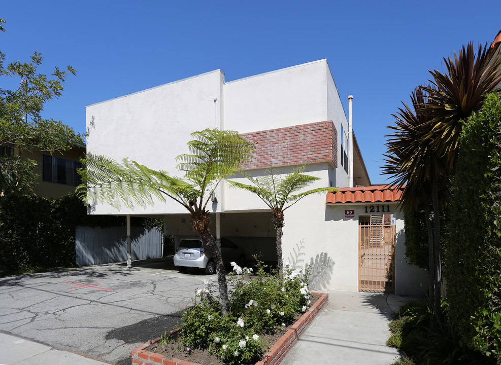 12111 Pacific Ave in Los Angeles, CA - Building Photo