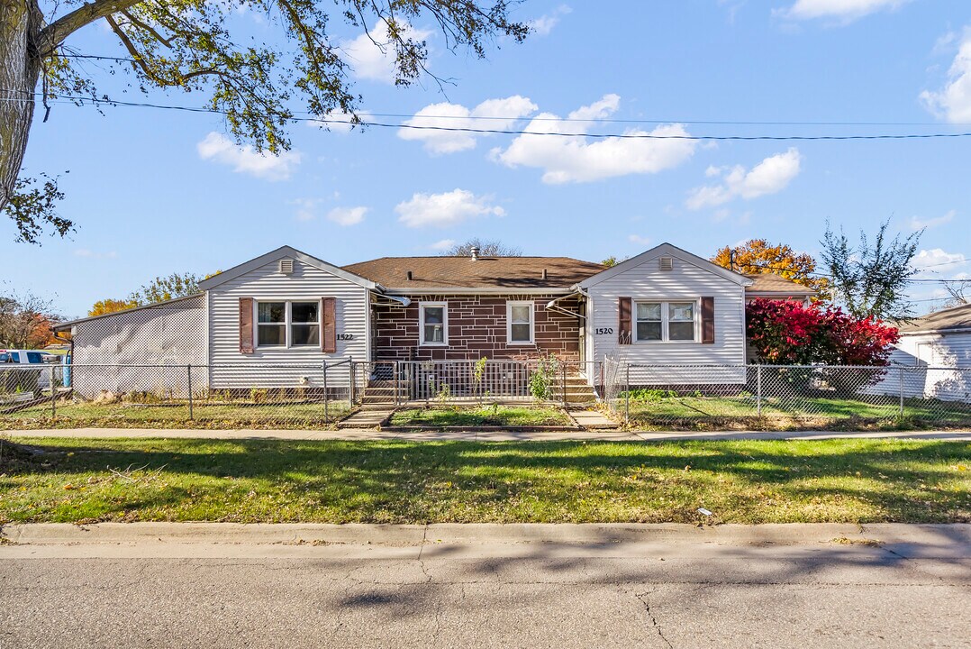 1520 W 9th St in Waterloo, IA - Building Photo