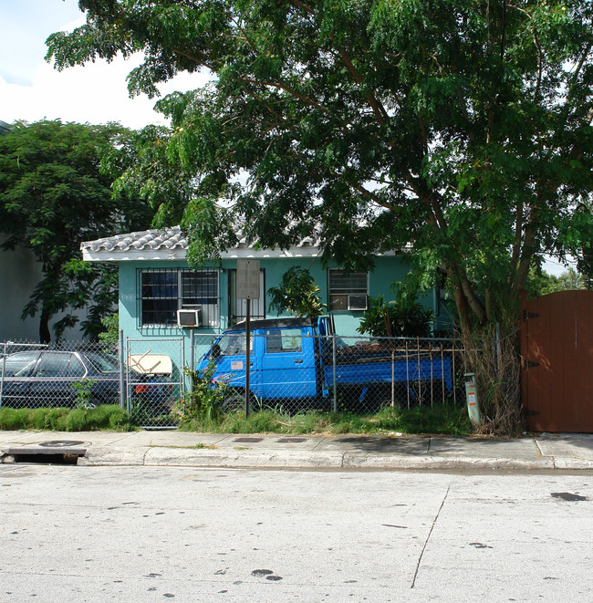 7406 NW Miami Ct in Miami, FL - Foto de edificio - Building Photo