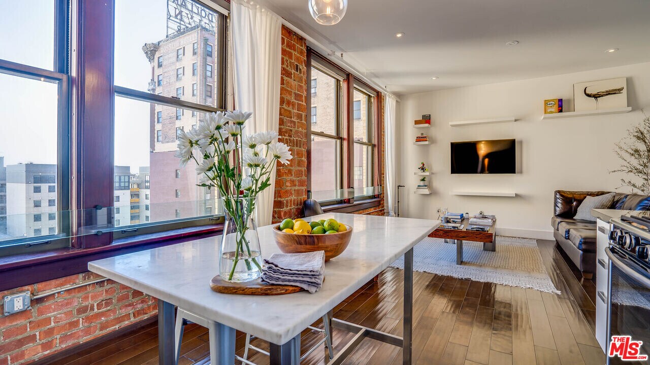 460 S Spring St in Los Angeles, CA - Building Photo