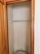 16 Garwood Ct S, Unit Master bedroom in Garfield, NJ - Foto de edificio - Building Photo