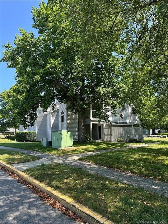 28 Crown Knoll Ct in Groton, CT - Building Photo