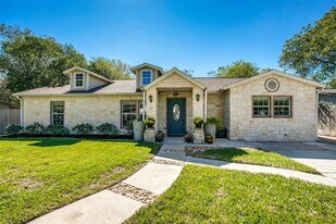 332 Tuttle Rd in San Antonio, TX - Building Photo