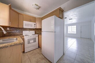 11250 SW 7th St in Miami, FL - Building Photo - Building Photo