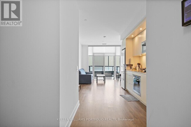 30-230 Inn On The Pk Dr in Toronto, ON - Building Photo - Building Photo