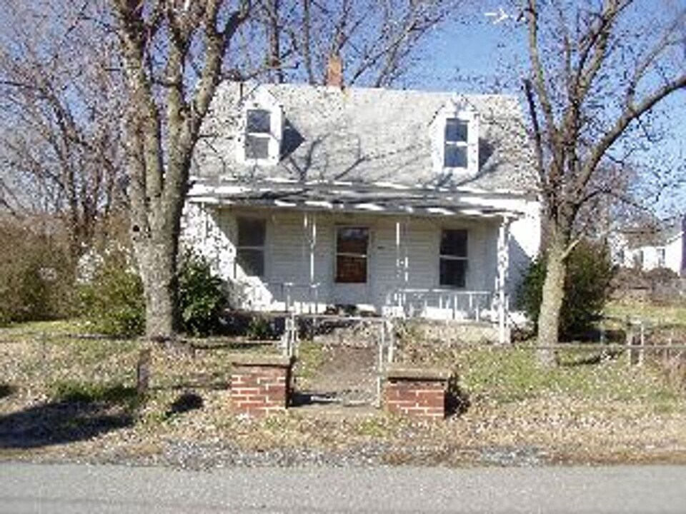 1108 3rd St in Altavista, VA - Building Photo