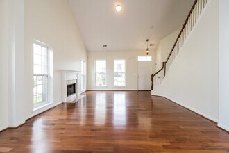 413 Creekside Ln in Spring Hill, TN - Foto de edificio - Building Photo