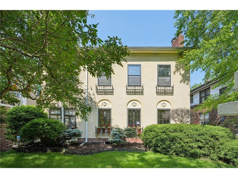 1770 James Ave S in Minneapolis, MN - Building Photo