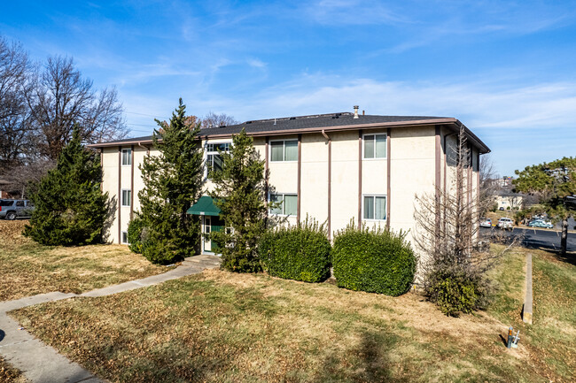 Brittany Village Apartments in St. Joseph, MO - Building Photo - Building Photo