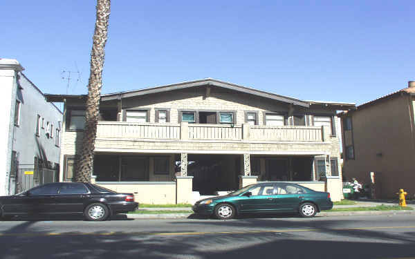 526 Magnolia Ave in Long Beach, CA - Foto de edificio - Building Photo