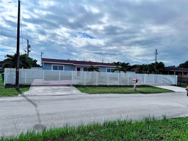 3870 NW 177th St in Miami Gardens, FL - Foto de edificio - Building Photo