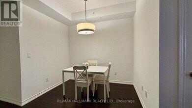 386 Yonge St in Toronto, ON - Building Photo - Building Photo