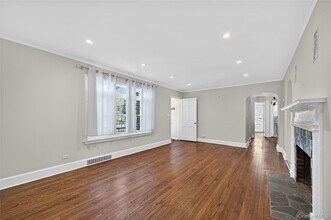 108 La Rue Dr in Huntington, NY - Building Photo - Building Photo