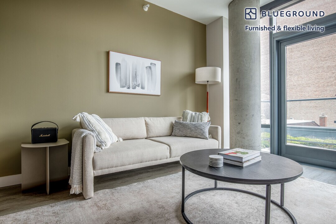 450 W Belmont Ave in Chicago, IL - Building Photo