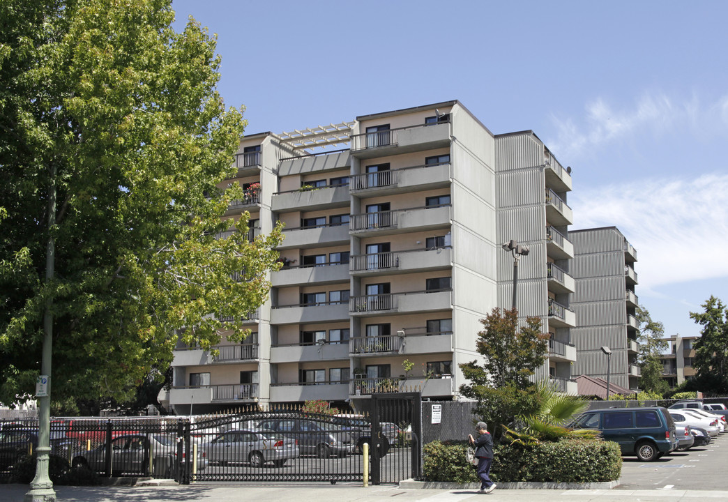 Southlake Tower in Oakland, CA - Building Photo