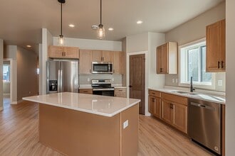 5846 James Dr W in West Fargo, ND - Building Photo - Building Photo