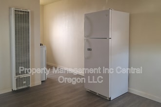 1707 US-26 in Madras, OR - Building Photo - Building Photo