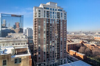 State Place Tower and Shops at State Place in Chicago, IL - Foto de edificio - Building Photo